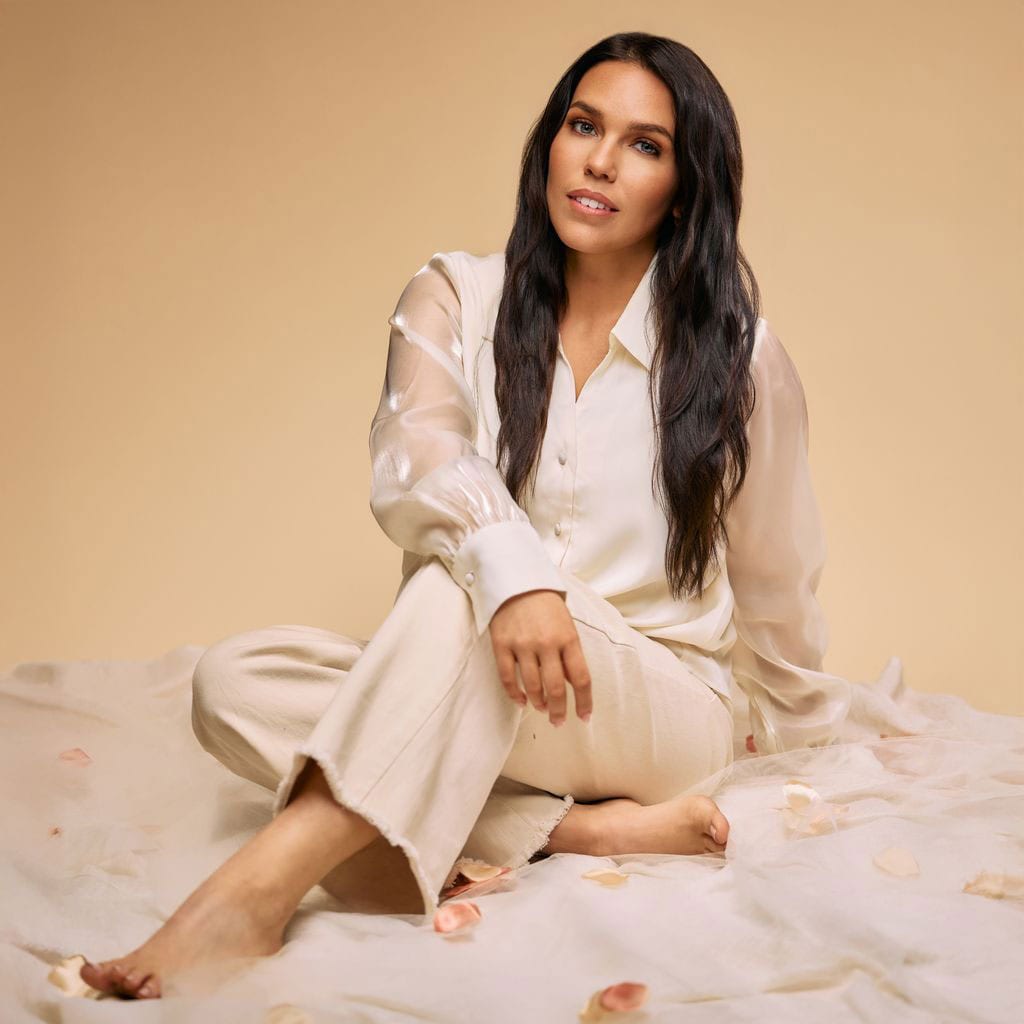 Cover of the Back To Praise EP: Melody Noel seated on cream fabric scattered with rose petals